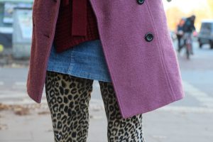 Beeren-Töne und Leoprint ergänzen sich prima. Der klassische Mantelschnitt ist ein Must-Have in dieser Saison: Ein gelungener Winterlook. Foto: Karoline Gebhardt