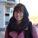 Laura ist multifunktional unterwegs: Ihr Schal wärmt Ohren und Hals bei den Minusgraden. Foto: Karoline Gebhardt ç