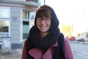Laura ist multifunktional unterwegs: Ihr Schal wärmt Ohren und Hals bei den Minusgraden. Foto: Karoline Gebhardt ç