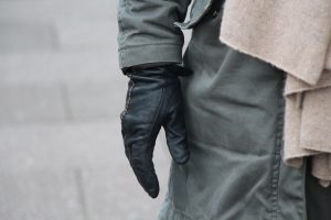 Lederhandschuhe sind der Hit und schützen die Finger vor'm Erfrieren. Foto: Karoline Gebhardt