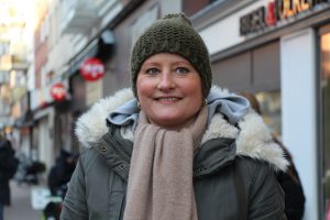 Sandra hält sich warm: Mütze, Fellkragen, Schal - das volle Programm. Foto: Karoline Gebhardt