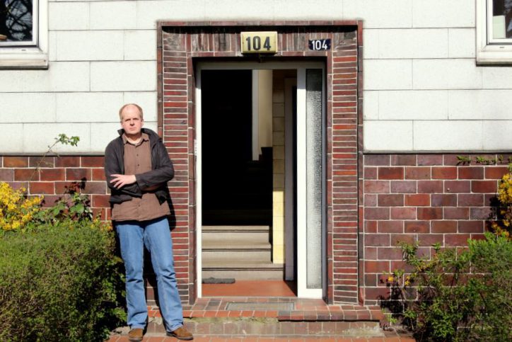 Andreas Imhoff vor seinem ehemaligen Hauseingang an der Hagenbeckstraße 104. Foto: Fabian Hennig