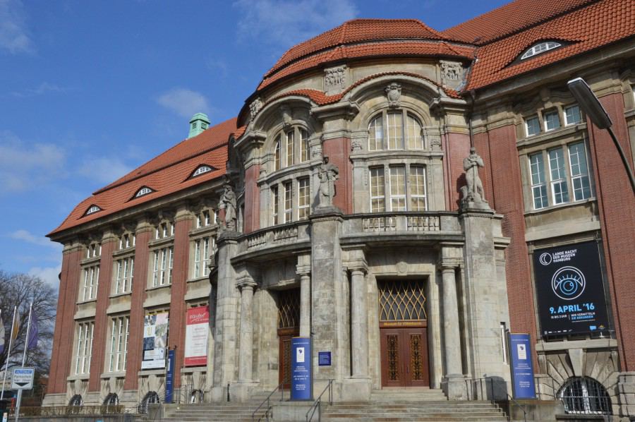 4. Museum für Völkerkunde Das Museum für Völkerkunde wurde 1879 in Hamburg gegründet. Es zählt zu den größten Völkerkundemuseen in Europa. Ob ein Ausflug in die Südsee oder nach Bali, eine Schatzsuche in die Anden oder die Kultur des alten Ägyptens erforschen: Die Ausstellungen lassen die Kälte in Eimsbüttel für kurze Zeit vergessen. Warum sich also nicht auf eine kurze Reise um die Welt begeben? Foto: Henrike Hapke