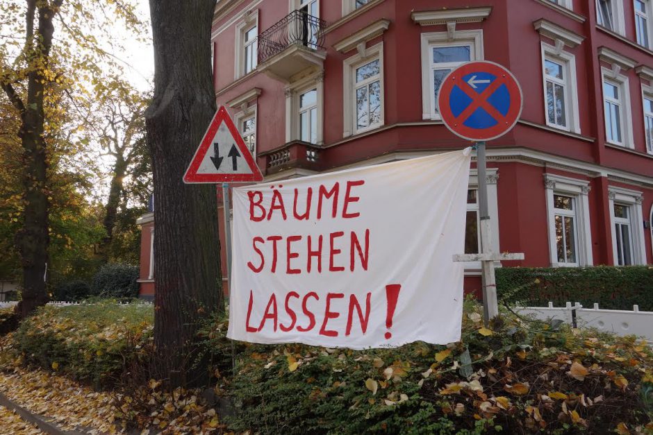 Die Proteste gegen die Baumfällung sind in der Unnastraße deutlich sichtbar. Foto: Jürgen Kahlert