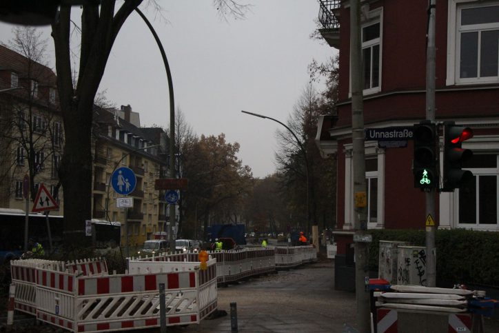 Seit Donnerstag Mittag ist das Stück, indem die Bäume gefällt werden, großräumig abgesperrt. Foto: Ida Wittenberg