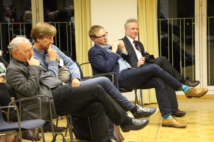 Detlef Erdmann (von links) und Steffen Enfeldt vom Gymnasium Ohmoor sowie der Geschäftsführer des Startups Next Media Generator, Nico Lumma, verfolgen die Podiumsdiskussion. Foto: Matthias Berger