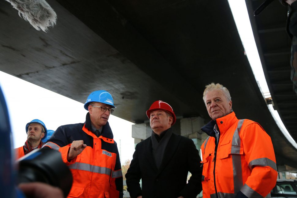 Erster Bürgermeister Olaf Scholz, besuchte am vergangenen Dienstag die A 7-Baustelle Langenfelder Brücke in Stellingen. Foto: Janne Rumpelt/ Senatskanzlei