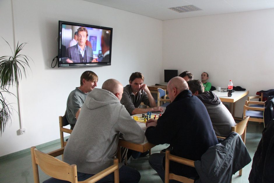 Der Fernsehraum der Tagesaufenthaltsstätte. Hier können Bedürftige Spiele spielen, essen, fernsehen und im Warmen sitzen. Foto Karoline Gebhardt