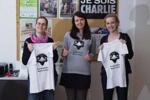 3 Jahre EMU: Elli und Emily und ihre neuen EMU-T-Shirts. Foto: Eimsbütteler Nachrichten