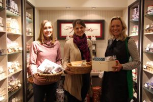 In der Vorweihnachtszeit hat Der Keksbaecker verschiedene Kekspakete verlost. Berit, Jannah, Ulrike freut es besonders. Foto: Eimsbütteler Nachrichten