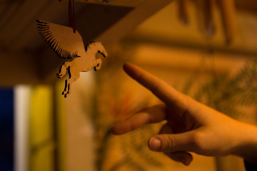 Fingerzeig: Unschuldig zeigt sich die Hand eines Engels auf dem Weihnachtsmarkt an der Apostelkirche und deutet auf Pegasos. Foto: Harald H. Haase