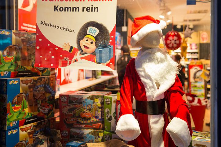 Der Weihnachtsmann posiert im Schaufenster dieses Spielzeugwarengeschäfts. Foto: Harald H. Haase