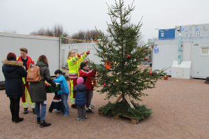 Der Weihnachtsbaum wird festlich geschmückt. Foto: Ida Wittenberg