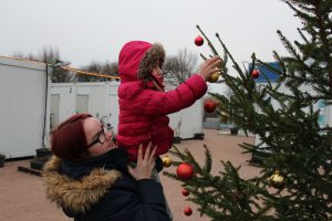 Damit auch der obere Teil der Tanne etwas Schmuck abbekommt musste improvisiert werden. Foto: Ida Wittenberg