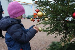 Der gesamte Weihnachtsbaumschmuck kam durch Spenden zusammen. Foto: Ida Wittenberg