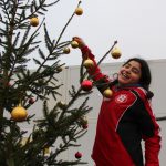 Narjs hat besondere Freude daran die oberen Kugeln von einer Leiter aus aufzuhängen. Foto: Ida Wittenberg