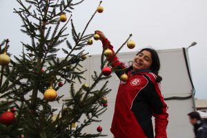 Narjs hat besondere Freude daran die oberen Kugeln von einer Leiter aus aufzuhängen. Foto: Ida Wittenberg