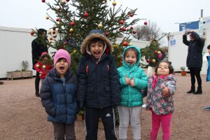 Die schön geschmückte Tanne löste bei vielen Kindern stürmische Begeisterung aus. Foto: Ida Wittenberg