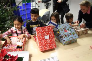 Die Freude ist groß. Die Kinder finden Gefallen an Weihnachten. Foto: Ida Wittenberg