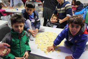 Auch die kleinsten sind mi voller Freude dabei - natürlich darf auch genascht werden. Foto: Ida Wittenberg