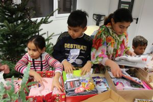 Kaum waren die Geschenke verteilt wurden sie auch schon mit Begeisterung ausgepackt. Foto: Ida Wittenberg