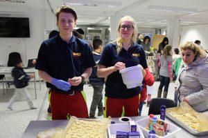 Auch der ASB ist mit voller Motivation beim Kekse backen dabei. Foto: Ida Wittenberg