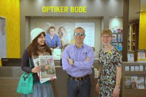 Optiker Bode hat gleich zwei Sonnenbrillen verlost, zur Freude von Frank... Foto: Eimsbütteler Nachrichten