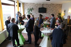 Nach der Verleihung konnten sich alle Ehrenamtlichen über ihre Projekte bei einem Kaffee austauschen. Foto: Ida Wittenberg