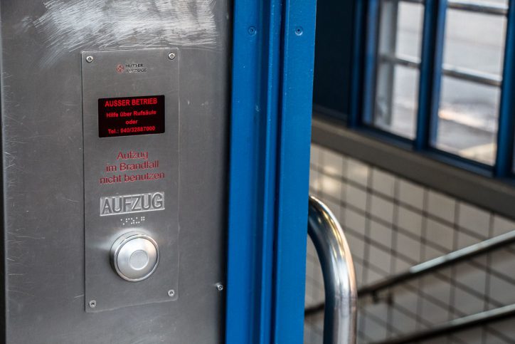 Der Aufzug in der Lutterothstraße ist defekt. Foto: Karoline Gebhardt