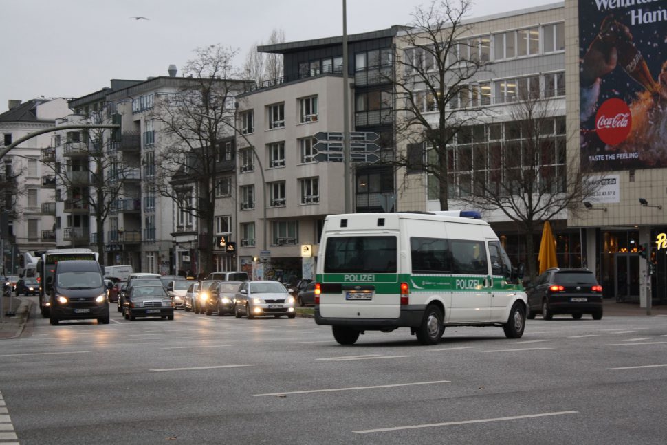 Die Polizeipräsenz ist stark - beinahe in jeder Straße und an jeder Ecke stehen Polizisten oder Streifenwagen. Foto: Karoline Gebhardt