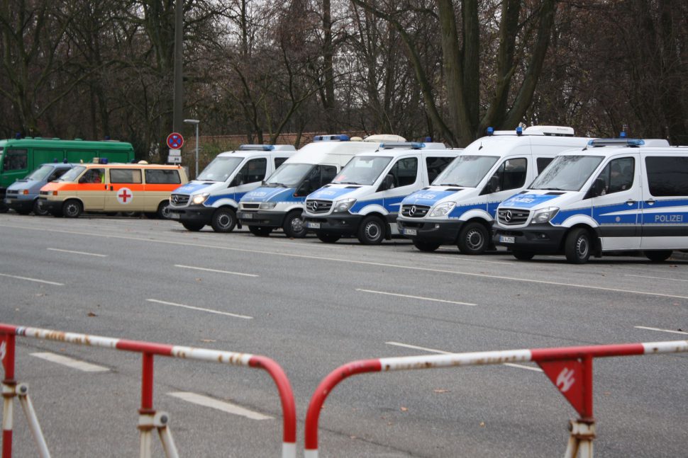 Rund um die Messehallen stehen Streifenwagen bereit, um eventuellen Eskalationen entgegen zu wirken. Foto: Karoline Gebhardt