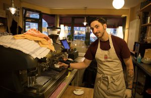 Die Esspressomaschine in der Pizzeria produziert alles frisch- nur keinen kalten Kaffee. Foto: Eimsbütteler Nachrichten