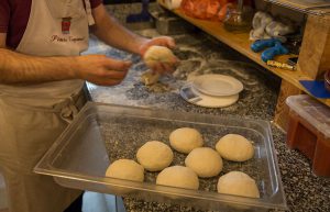 Diese unscheinbaren Teigbällchen verwandeln sich in knusprigen Pizzaboden.Foto: Eimsbütteler Nachrichten