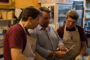 Der Chef persönlich checkt die Bestellungen und seine Mitarbeiter Guiseppe (l.) und José schauen ihm über die Schulter.Foto: Eimsbütteler Nachrichten