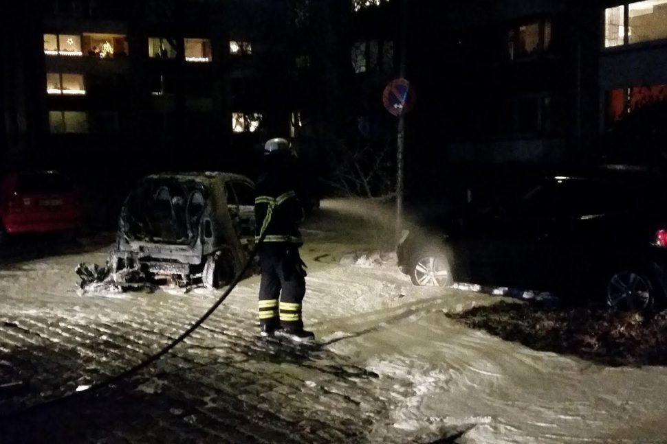 Ein Smart brennt in der Paulinenallee vollständig aus. Foto: Lior Oren