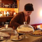 Mit einem Pott Kaffee dazu schmeckt der Kuchen besonders lecker. Foto: Carolin Martz