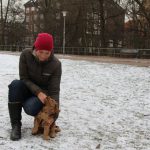 Auch Katharina hält nichts von der Leinenpflicht im Isebekpark: "Ich finde es schade und möchte lieber, dass sich Hunde austoben und frei herumlaufen dürfen. Ich kenne als Alternativfläche nur die Alster und die ist mir zu weit weg." Sie ist der Meinung, dass gerade Hunde, die zur Hundeschule gegangen sind und gut erzogen sind, weiter frei laufen dürfen. "Außerdem brauchen vor allem junge Hunde viel Platz zum Austoben", sagt sie weiter. Foto: Carolin Martz