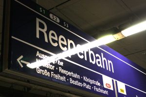 Das Schild in der S-Bahn-Station verkündet es: Reeperbahn, bitte aussteigen! Foto: Harald H. Haase