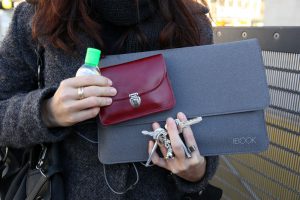 Portemonnaie, Desinfektionsmittel, Schlüssel - praktisch soll es sein. Ihre Tasche sollte immer so groß sein, dass der Laptop hineinpasst. Foto: