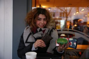 Die Eimsbüttelerin achtet vor allem darauf, dass ihre Tasche praktisch ist. Mehrere kleine Taschen sorgen für Ordnung im Chaos. Foto: Holger Vogel