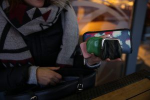 Dinge, die wir an diesem Tag in Eimsbüttel oft sehen: Beinah jeder hat immer sein Portemonnaie, Schlüssel, Taschentücher, Fahrkarte und Ausweis dabei. Foto: Holger Vogel