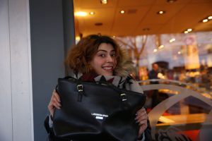 Jasmin (33) findet Handtaschen eigentlich nervig. Am liebsten möchte sie keine mit sich herum tragen. "Aber irgendwo müssen die Sachen ja bleiben", lacht sie. Foto: Holger Vogel