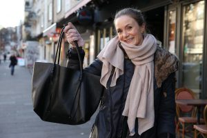 Kim (31) mag gerne Taschen, die schön aussehen. Lachend zeigt sie uns ihre... Foto: Holger Vogel