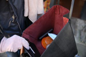 ..auch von innen. "Groß sollte sie sein", erzählt sie. Feuchttücher, eine Kleinigkeit zu essen für ihr Kind und das Portemonnaie sind in der Tasche. Foto: Holger Vogel