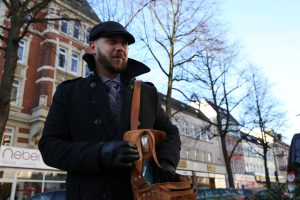 Jean Philipe Louis (35) hat "leider" stets eine Handtasche dabei, erzählt er. "Die Lieblingstasche ist immer die, die heil ist", lacht er. Foto: Holger Vogel