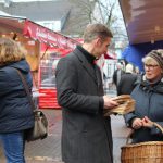 Bezirksamtsleiter Kay Gätgens im Gespräch mit den Niendorfern. Foto: Karoline Gebhardt