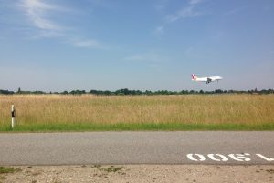 Hier lassen sich startende und landende Flugzeuge aus nächster Nähe beobachten. Foto: Behörde für Umwelt und Energie