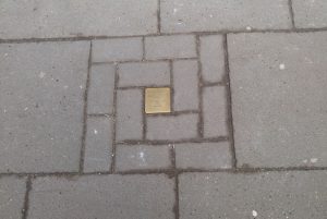 So sahen die Stolpersteine in der Osterstraße 20 ursprünglich aus. Foto: Peter Gutzeit