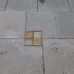 Auch am Schulweg 36 setzte die zuständige Baufirma die Stolpersteine laut LSBG nur vorrübergehend vereinfacht ein. Foto: Peter Gutzeit