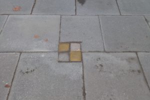Auch am Schulweg 36 setzte die zuständige Baufirma die Stolpersteine laut LSBG nur vorrübergehend vereinfacht ein. Foto: Peter Gutzeit